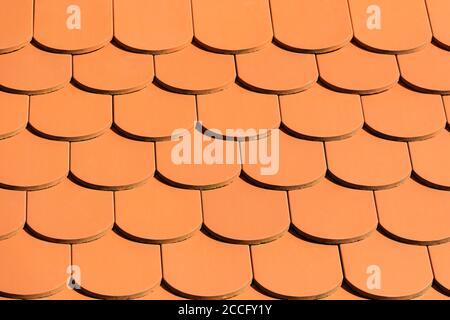 Rote Dachstruktur. Nahaufnahme des Fliesendachs. Abstrakter Hintergrund. Stockfoto