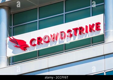 11. August 2020 Sunnyvale / CA / USA - Nahaufnahme des CrowdStrike-Logos am Hauptsitz im Silicon Valley; CrowdStrike Holdings, Inc. Ist ein Cyber-sec Stockfoto