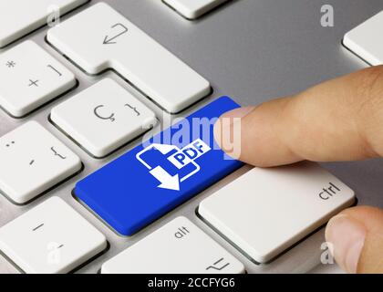 Download PDF geschrieben auf Blue Key der metallischen Tastatur. Drücken Sie die Taste mit dem Finger. Stockfoto