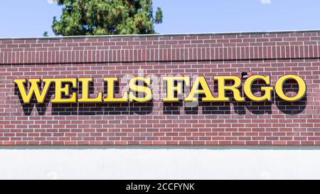 28. Juli 2020 Sunnyvale / CA / USA - Nahaufnahme von Wells Fargo Schild an ihrer Filiale in der Innenstadt Stockfoto