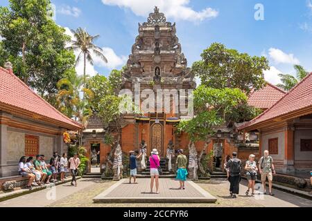 Der Ubud Palast, offiziell Puri Saren Agung, ist ein historischer Gebäudekomplex in Ubud, Gianyar Regency von Bali, Indonesien. Der Palast war Th Stockfoto