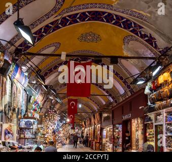 ISTANBUL, TÜRKEI - 22. MAI 2019: großer Basar-Innenraum mit Fahnen an der Decke in istanbul Stockfoto