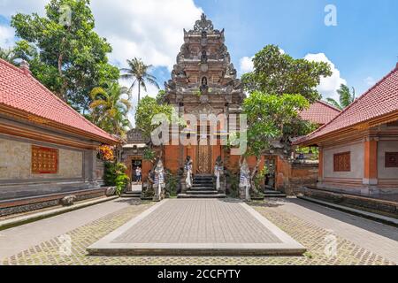 Der Ubud Palast, offiziell Puri Saren Agung, ist ein historischer Gebäudekomplex in Ubud, Gianyar Regency von Bali, Indonesien. Der Palast war Th Stockfoto