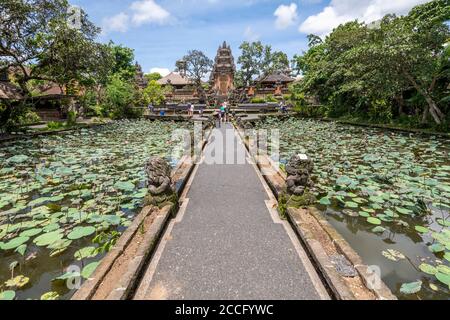 Pura Taman Saraswati, offiziell Pura Taman Kemuda Saraswati, auch bekannt als der Ubud Water Palace, ist ein balinesischer Hindu-Tempel in Ubud, Bali, Indonesien Stockfoto