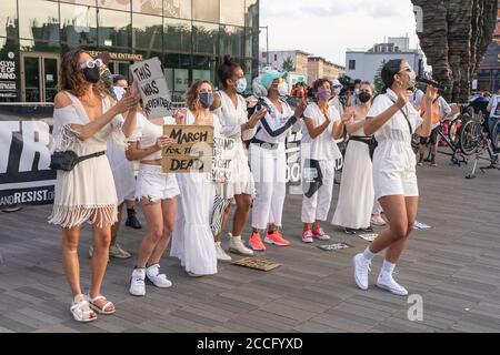 New York, Usa. August 2020. Während der Demonstration treten Frauen auf.Freunde und Familie, die ihre Angehörigen durch die Coronavirus-Pandemie (COVID-19) verloren haben, organisierten einen "Marsch für die Toten, Kampf für die Lebenden", um an die an COVID-19 verstorbenen Menschen zu erinnern und auch gegen den Umgang der Trump-Regierung mit der Pandemie zu protestieren. Kredit: SOPA Images Limited/Alamy Live Nachrichten Stockfoto
