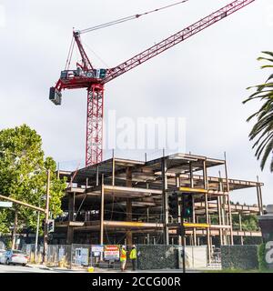 30. Juli 2020 Menlo Park / Ca / USA - Bürogebäude im Bau am Stanford University Middle Plaza Complex; das Projekt beinhaltet Wohnraum Stockfoto