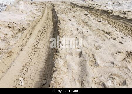 Reifenspuren im Sand. Extreme Fahrweise Stockfoto