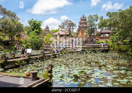 Pura Taman Saraswati, offiziell Pura Taman Kemuda Saraswati, auch bekannt als der Ubud Water Palace, ist ein balinesischer Hindu-Tempel in Ubud, Bali, Indonesien Stockfoto