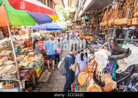 Der Ubud Kunstmarkt, von den Einheimischen als 'Pasar Seni Ubud' bezeichnet, ist ein Kunsthandwerks-/Kunsthandwerks-/Touristenmarkt im Zentrum der Stadt Ubud, berühmt für ihren Verkauf Stockfoto