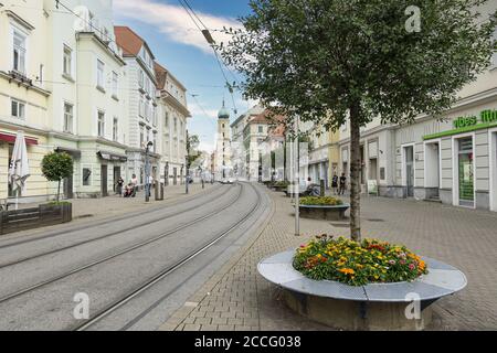 Graz, Österreich. August 2020. Die Straßenbahnlinie in einer Straße im Stadtzentrum Stockfoto