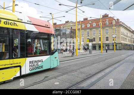 Graz, Österreich. August 2020. Eine Straßenbahn fährt auf einer Straße in der Innenstadt Stockfoto