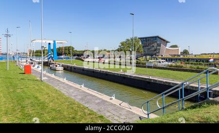 Stavoren, Niederlande- 05. August 2020: Johan Friso sluice Eingabe IJsselmeer in touristischen Dorf Stavoren in Friesland in den Niederlanden Stockfoto