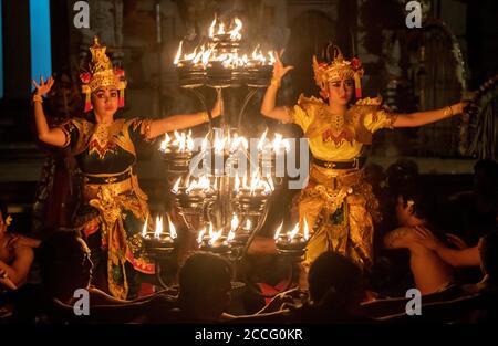 Die Aufführung wird als ‘Kecak Dance’ bezeichnet, ein lautbildender Titel für den Klang des kontinuierlichen Changes, der vom Monkey Men-Chor ohne Instrumente gemacht wird Stockfoto