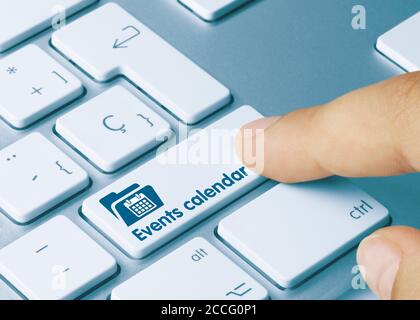 Veranstaltungskalender auf White Key der Metallic Keyboard geschrieben. Drücken Sie die Taste mit dem Finger. Stockfoto