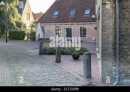 Heeg, Niederlande - 05. August 2020: Alte Häuser in der malerischen alten touristischen Dorf Heeg in Friesland in den Niederlanden Stockfoto