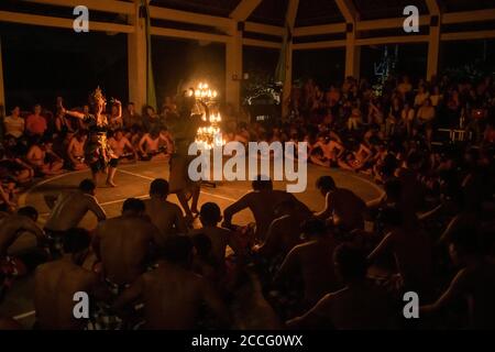 Die Aufführung wird als ‘Kecak Dance’ bezeichnet, ein lautbildender Titel für den Klang des kontinuierlichen Changes, der vom Monkey Men-Chor ohne Instrumente gemacht wird Stockfoto