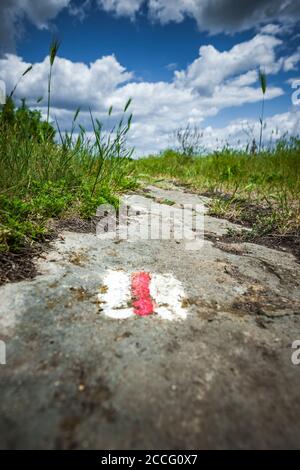 Wegmarkierung auf einem Wanderweg Stockfoto