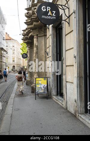 Graz, Österreich. August 2020.BLICK auf das Grazer Museum Schild Eingang auf der Straße Stockfoto