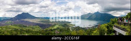 Der Batur See ist ein vulkanischer Kratersee in Kintamani, Bali, im Nordosten der vulkanischen Insel. Der See befindet sich in der Caldera einer aktiven Volca Stockfoto