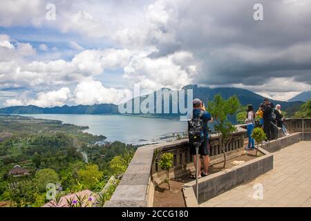 Der Batur See ist ein vulkanischer Kratersee in Kintamani, Bali, im Nordosten der vulkanischen Insel. Der See befindet sich in der Caldera einer aktiven Volca Stockfoto