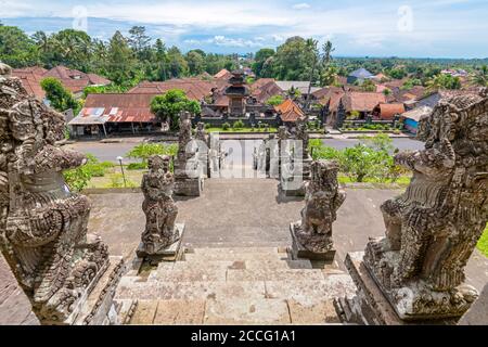 Pura Kehen oder Kehen Tempel ist ein balinesischer Hindu Tempel in Cempaga, Bali. Der Tempel liegt am Fuße eines bewaldeten Hügels, etwa 2 Kilometer (1. Stockfoto