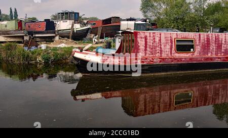 Die Werft für die Wartung des Kanalbootes in Sawbridgeworth, Hertfordshire. Das Boot wartet Platz im Trockendock, auf dem Lee & Stort Kanal Stockfoto