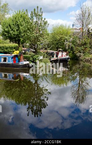 Die Maltings die Anlegestelle auf dem Fluss Stort, (Lee & Stort Kanal) Kanalboote warten auf ihre Passagiere Stockfoto