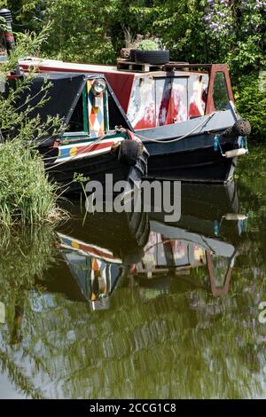 Die Maltings die Anlegestelle auf dem Fluss Stort, (Lee & Stort Kanal) Kanalboote warten auf ihre Passagiere Stockfoto