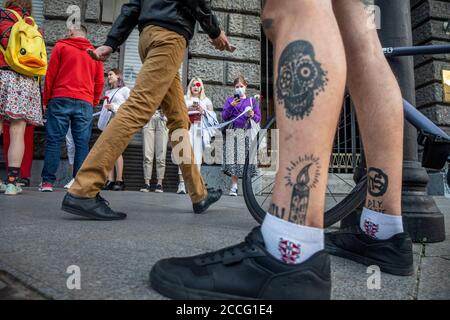 Moskau, Russland. 15. August 2020 Menschen mit einem weißen Band, das Symbol der Oppositionsbewegung, während einer Kundgebung gegen die offiziellen Ergebnisse der weißrussischen Präsidentschaftswahl vor der belarussischen Botschaft in Moskau, Russland Stockfoto