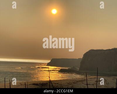 Santa Cruz/Davenport, Kalifornien, USA. August 2020. CZU Lightning Complex Feuer: Highway 1 nördlich von Santa Cruz und Davenport, CA. Sonne und Feuerwasser Reflexionen sind schön wie Feuer Wut Kredit: Amy Katz/ZUMA Wire/Alamy Live News Stockfoto