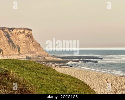 Santa Cruz/Davenport, Kalifornien, USA. August 2020. CZU Lightning Complex Fire: Highway 1 North of Santa Cruz: Credit: Amy Katz/ZUMA Wire/Alamy Live News Stockfoto