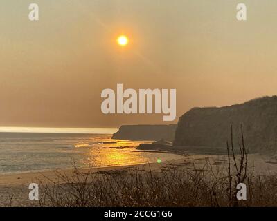 Santa Cruz/Davenport, Kalifornien, USA. August 2020. CZU Lightning Complex Feuer: Highway 1 nördlich von Santa Cruz und Davenport, CA. Sonne und Feuerwasser Reflexionen sind schön wie Feuer Wut Kredit: Amy Katz/ZUMA Wire/Alamy Live News Stockfoto