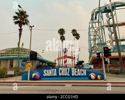 Santa Cruz/Davenport, Kalifornien, USA. August 2020. CZU Lightning Complex Fire: Santa Cruz: .Smoke in Santa Cruz Beach Credit: Amy Katz/ZUMA Wire/Alamy Live News Stockfoto