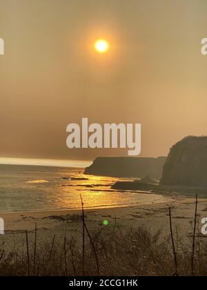 Santa Cruz/Davenport, Kalifornien, USA. August 2020. CZU Lightning Complex Feuer: Highway 1 nördlich von Santa Cruz und Davenport, CA. Sonne und Feuerwasser Reflexionen sind schön wie Feuer Wut Kredit: Amy Katz/ZUMA Wire/Alamy Live News Stockfoto