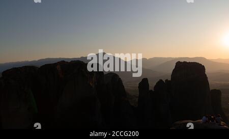 Meteora, ein riesiger Komplex von riesigen Felssäulen mit Klöstern. Sonnenuntergang in Griechenland. Stockfoto