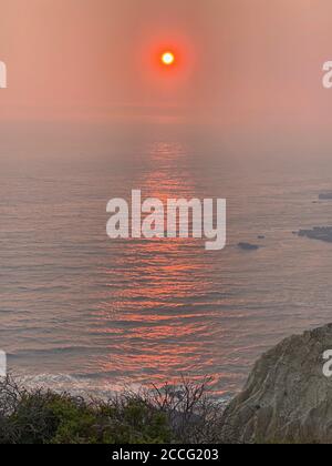 Santa Cruz/Davenport, Kalifornien, USA. August 2020. CZU Lightning Complex Feuer: Highway 1 nördlich von Santa Cruz: .Feuer Wasser Sonnenuntergang Kredit: Amy Katz/ZUMA Wire/Alamy Live News Stockfoto