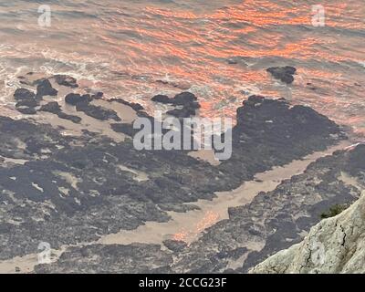 Santa Cruz/Davenport, Kalifornien, USA. August 2020. CZU Lightning Complex Feuer: Highway 1 nördlich von Santa Cruz: .Feuer Wasser Sonnenuntergang Kredit: Amy Katz/ZUMA Wire/Alamy Live News Stockfoto