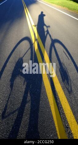 Radler Schatten projiziert oder Straße, Lake Hill, NY Stockfoto