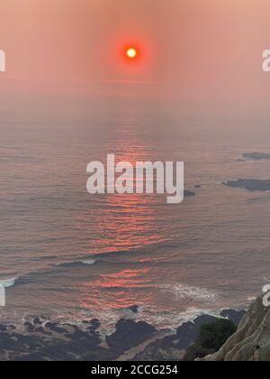 Santa Cruz/Davenport, Kalifornien, USA. August 2020. CZU Lightning Complex Feuer: Highway 1 nördlich von Santa Cruz: .Feuer Wasser Sonnenuntergang Kredit: Amy Katz/ZUMA Wire/Alamy Live News Stockfoto