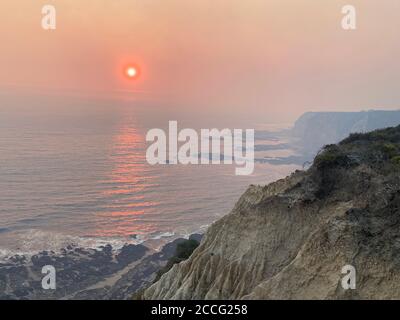 Santa Cruz/Davenport, Kalifornien, USA. August 2020. CZU Lightning Complex Feuer: Highway 1 nördlich von Santa Cruz: .Feuer Wasser Sonnenuntergang Kredit: Amy Katz/ZUMA Wire/Alamy Live News Stockfoto