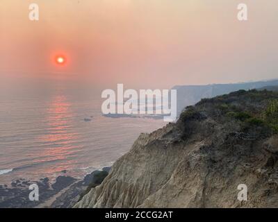 Santa Cruz/Davenport, Kalifornien, USA. August 2020. CZU Lightning Complex Feuer: Highway 1 nördlich von Santa Cruz: .Feuer-Wasser Sonnenuntergang Kredit: Amy Katz/ZUMA Wire/Alamy Live News Stockfoto