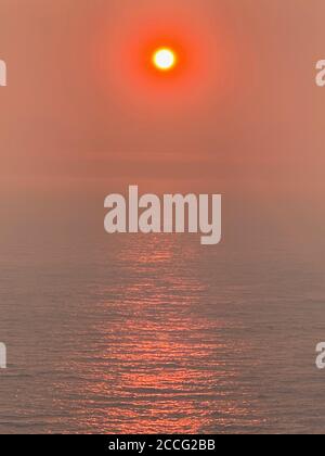 Santa Cruz/Davenport, Kalifornien, USA. August 2020. CZU Lightning Complex Feuer: Highway 1 nördlich von Santa Cruz: .Feuer Wasser Sonnenuntergang Kredit: Amy Katz/ZUMA Wire/Alamy Live News Stockfoto