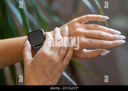 Nahaufnahme einer weiblichen Hand mit Smartwatch. Stockfoto