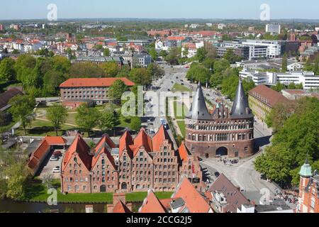 Blick auf das historische Salzlager und das Holstentor von der Petrikirche, Lübeck, Schleswig-Holstein, Deutschland, Europa Stockfoto