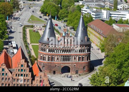 Blick auf das Holstentor von der Petrikirche, Lübeck, Schleswig-Holstein, Deutschland, Europa Stockfoto