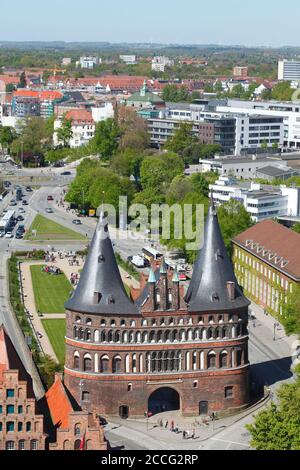 Blick auf das Holstentor von der Petrikirche, Lübeck, Schleswig-Holstein, Deutschland, Europa Stockfoto