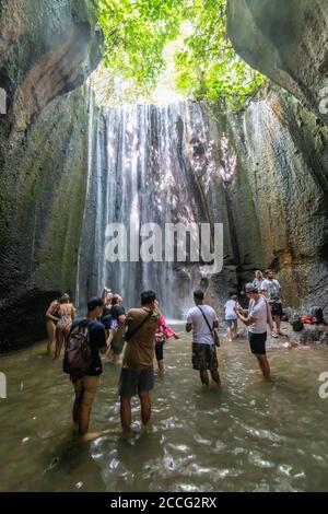 Tukad Cepung Wasserfall ist ein herrlicher Wasserfall innerhalb eines kleinen Höhlensystems und ist eine beliebte Touristenattraktion in Bali. Die Lichtschächte und Wasser s Stockfoto