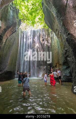 Tukad Cepung Wasserfall ist ein herrlicher Wasserfall innerhalb eines kleinen Höhlensystems und ist eine beliebte Touristenattraktion in Bali. Die Lichtschächte und Wasser s Stockfoto