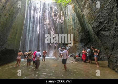 Tukad Cepung Wasserfall ist ein herrlicher Wasserfall innerhalb eines kleinen Höhlensystems und ist eine beliebte Touristenattraktion in Bali. Die Lichtschächte und Wasser s Stockfoto