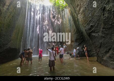 Tukad Cepung Wasserfall ist ein herrlicher Wasserfall innerhalb eines kleinen Höhlensystems und ist eine beliebte Touristenattraktion in Bali. Die Lichtschächte und Wasser s Stockfoto